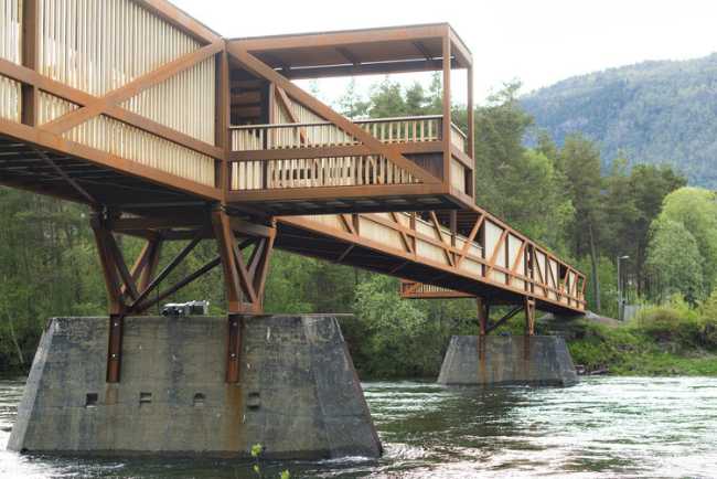 Acciaio Cor-ten, accoya e legno per un ponte pedonale in Norvegia