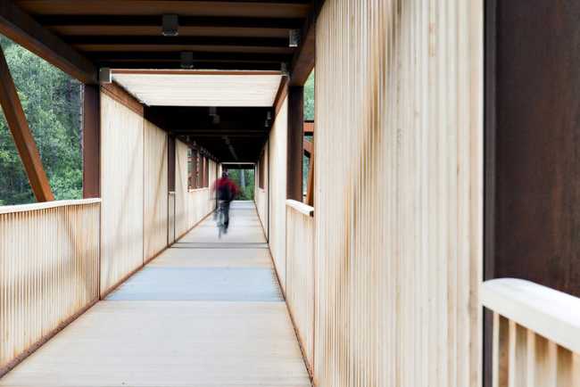 Acciaio Cor-ten, accoya e legno per un ponte pedonale in Norvegia