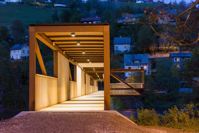 Acciaio Cor-ten, accoya e legno per un ponte pedonale in Norvegia
