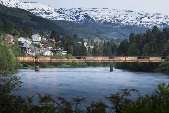 Acciaio Cor-ten, accoya e legno per un ponte pedonale in Norvegia