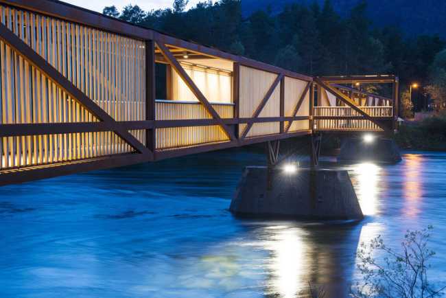 Acciaio Cor-ten, accoya e legno per un ponte pedonale in Norvegia