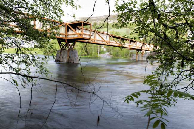 Acciaio Cor-ten, accoya e legno per un ponte pedonale in Norvegia