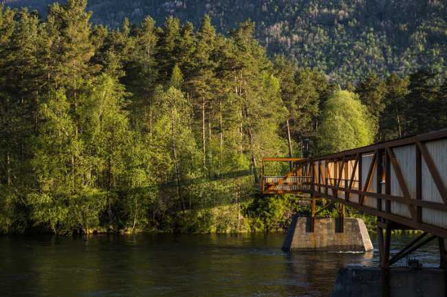 Acciaio Cor-ten, accoya e legno per un ponte pedonale in Norvegia