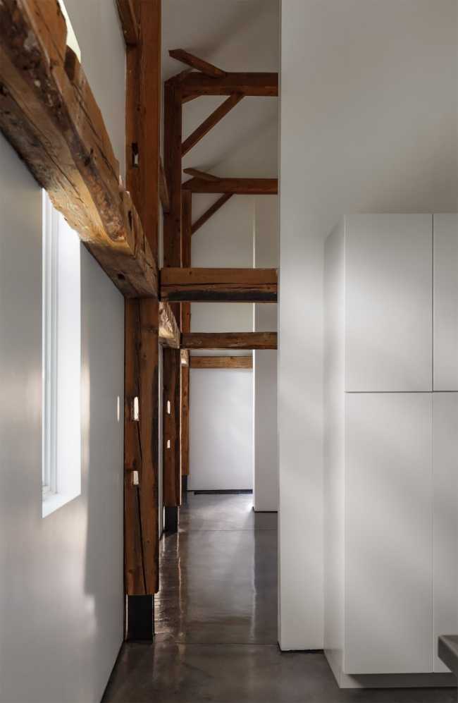 White volumes and exposed wooden structure