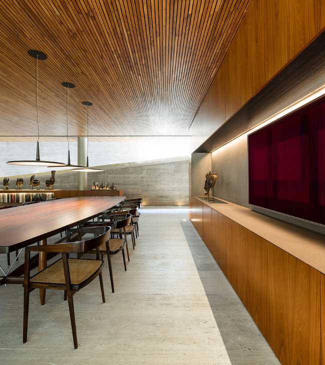 Intérieur avec plafonds à lattes en bois