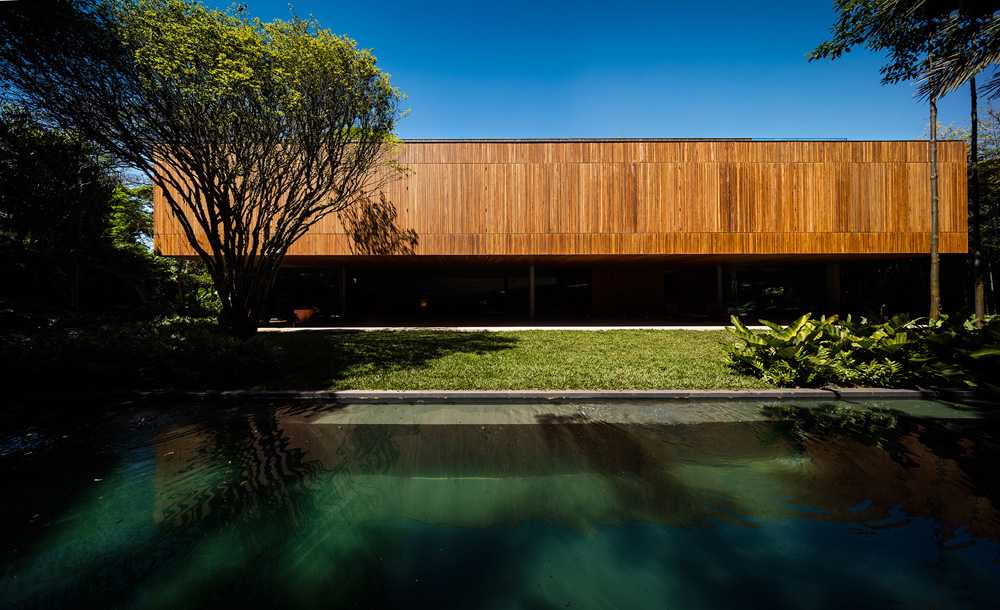 Villa like a wooden volume