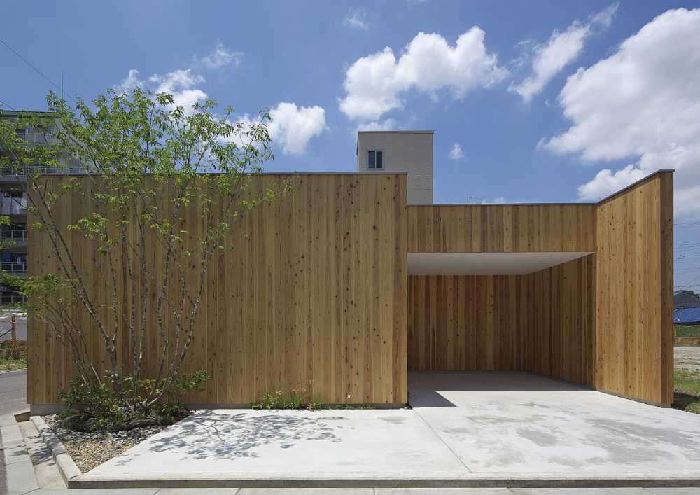 Casa de madera abierta al interior y cerrada al exterior.