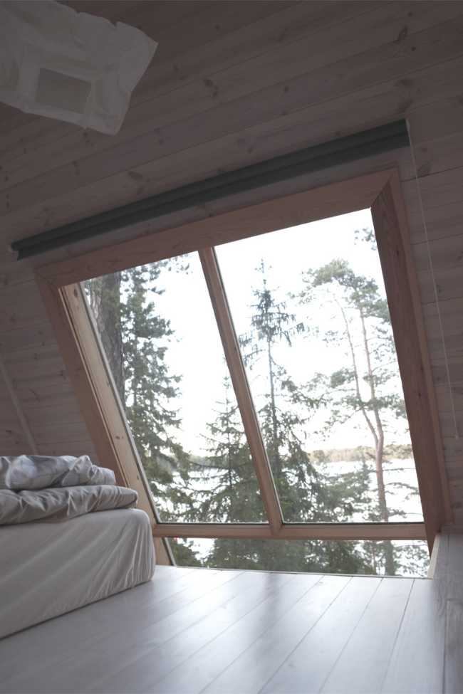 Baita in legno con grande finestra