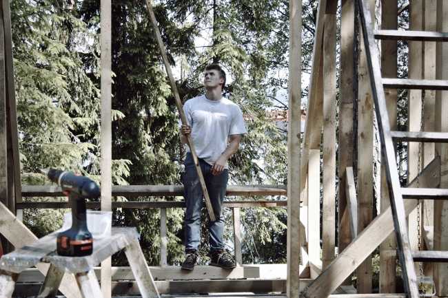 Baita nel bosco in costruzione