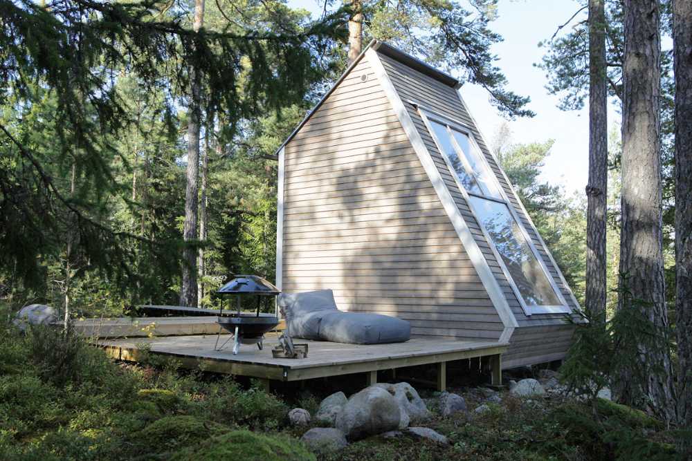 Cabaña en el bosque con materiales locales