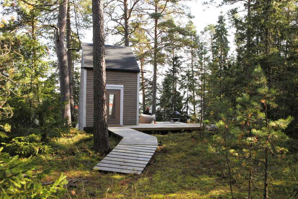 Cabaña en el bosque con materiales locales