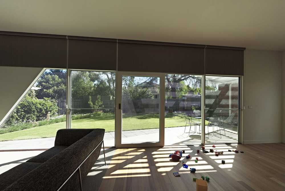 Vivienda de madera con juego de luces y sombras en la terraza