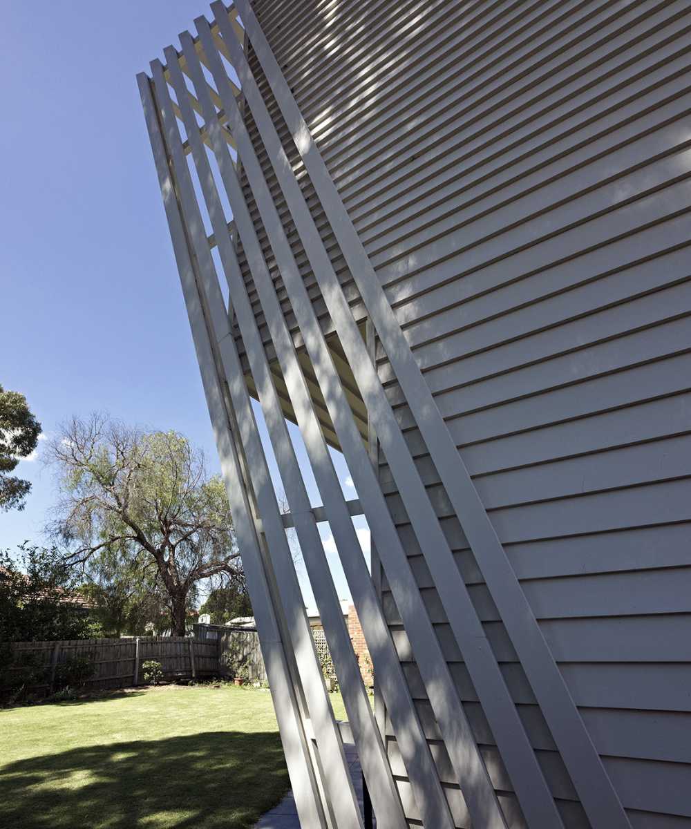Vivienda de madera con juego de luces y sombras en la terraza