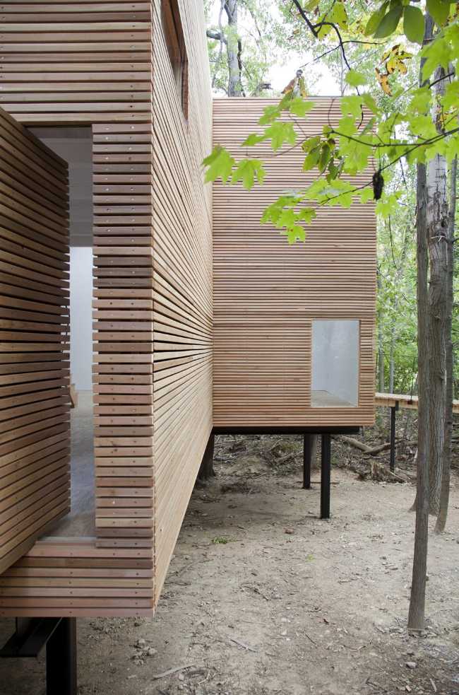Fachada de listones de madera sobre pilotes