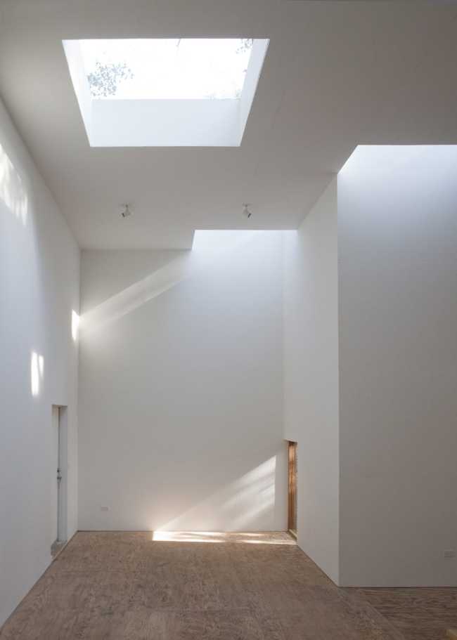 Interiores minimalistas blancos