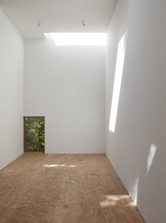 Interiores minimalistas blancos