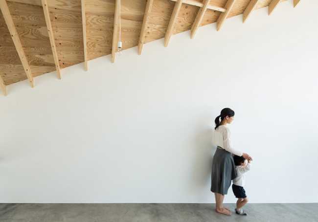 Atelier con tetto in legno