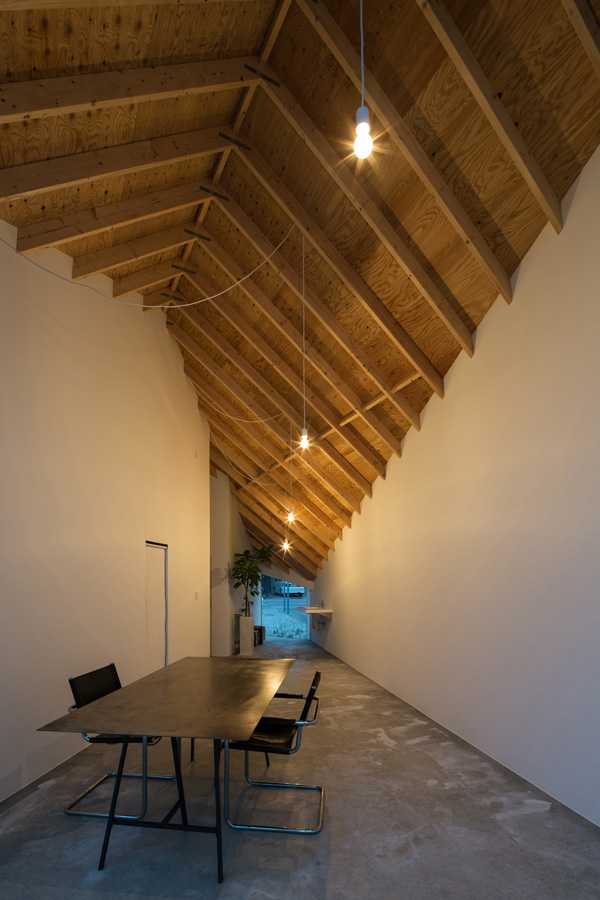 Atelier con tetto in legno