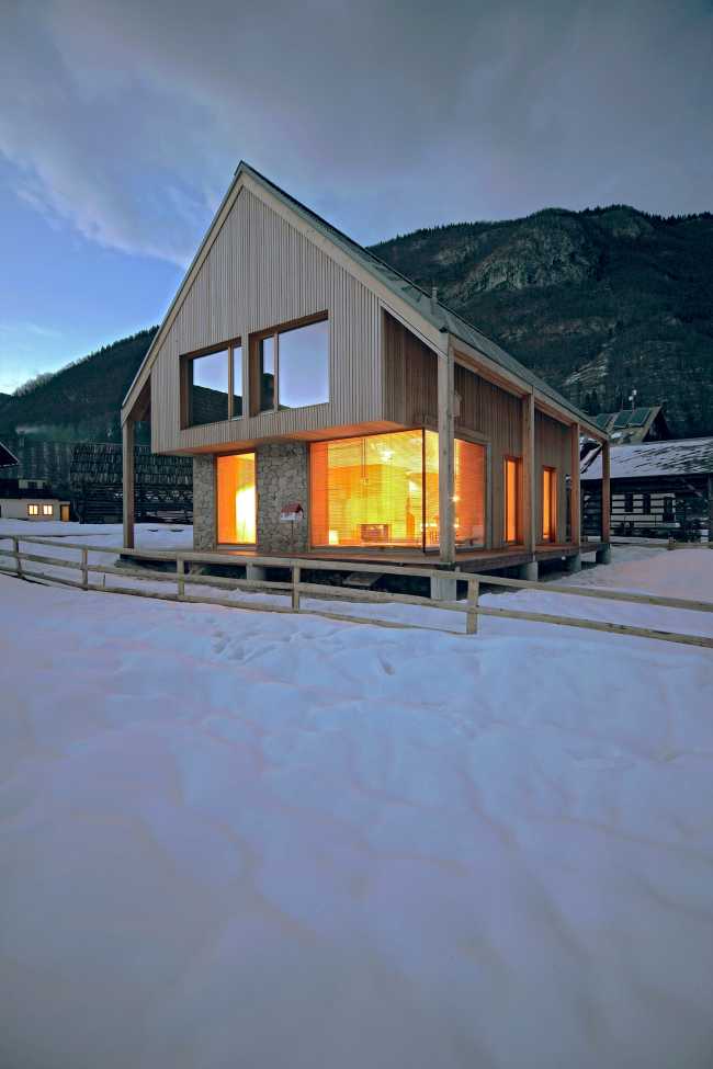 Chalet tra le alpi con tetto a doppia falda