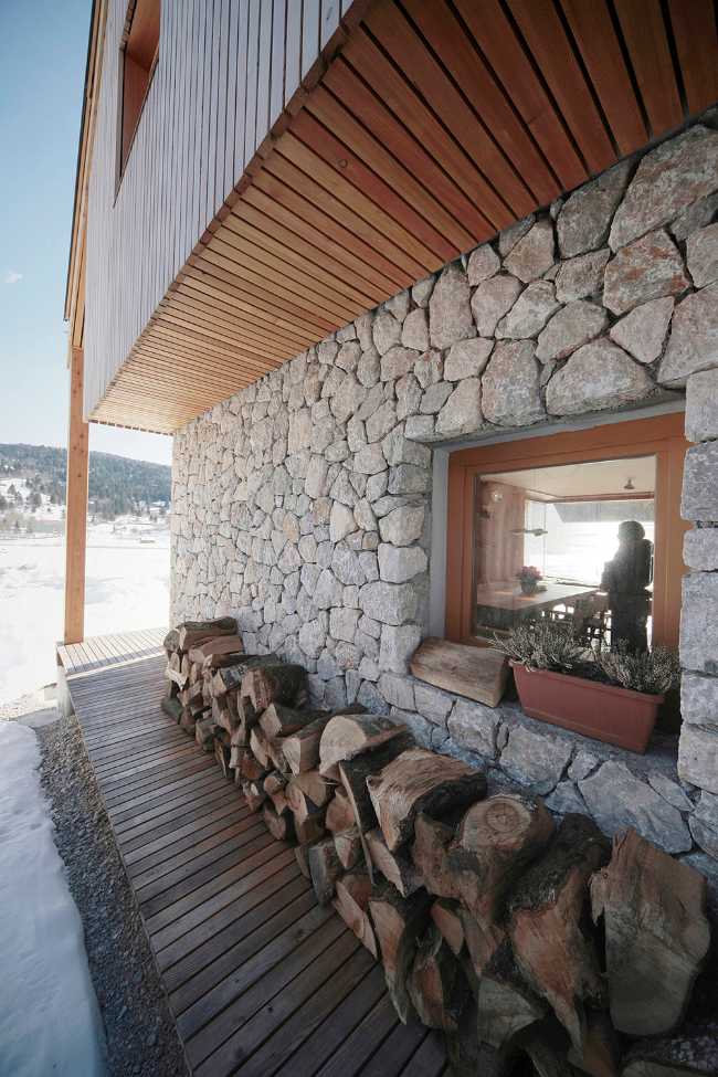 Chalet tra le alpi in legno e pietra