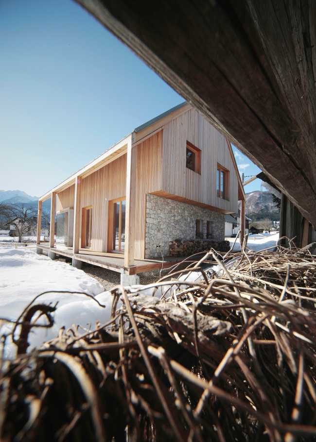 Chalet tra le alpi in legno e pietra