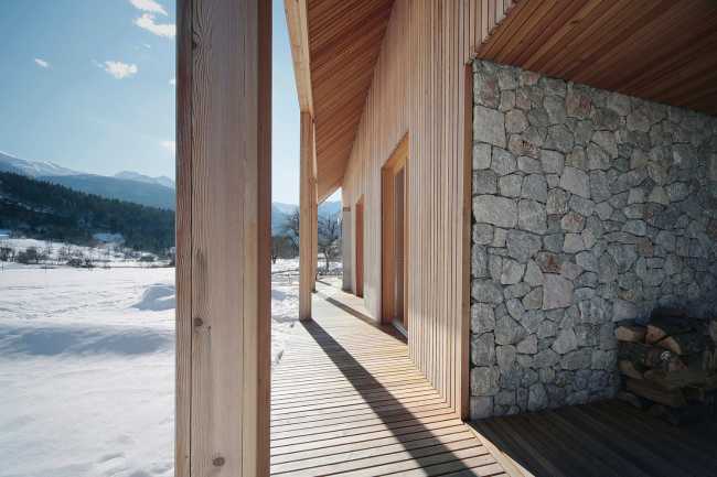 Chalet tra le alpi in legno e pietra