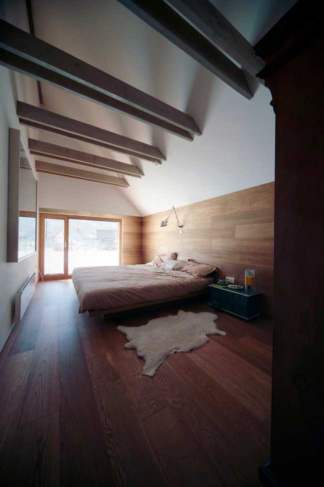 Chalet tra le alpi in legno e pietra