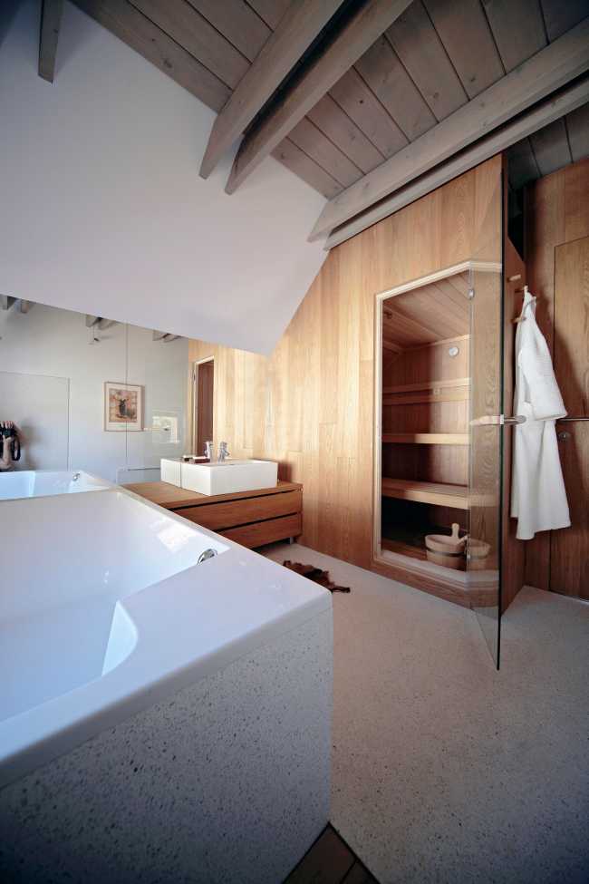 Chalet tra le alpi in legno e pietra