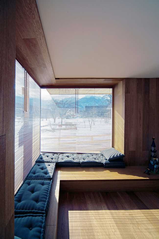 Seduta lungo la finestra