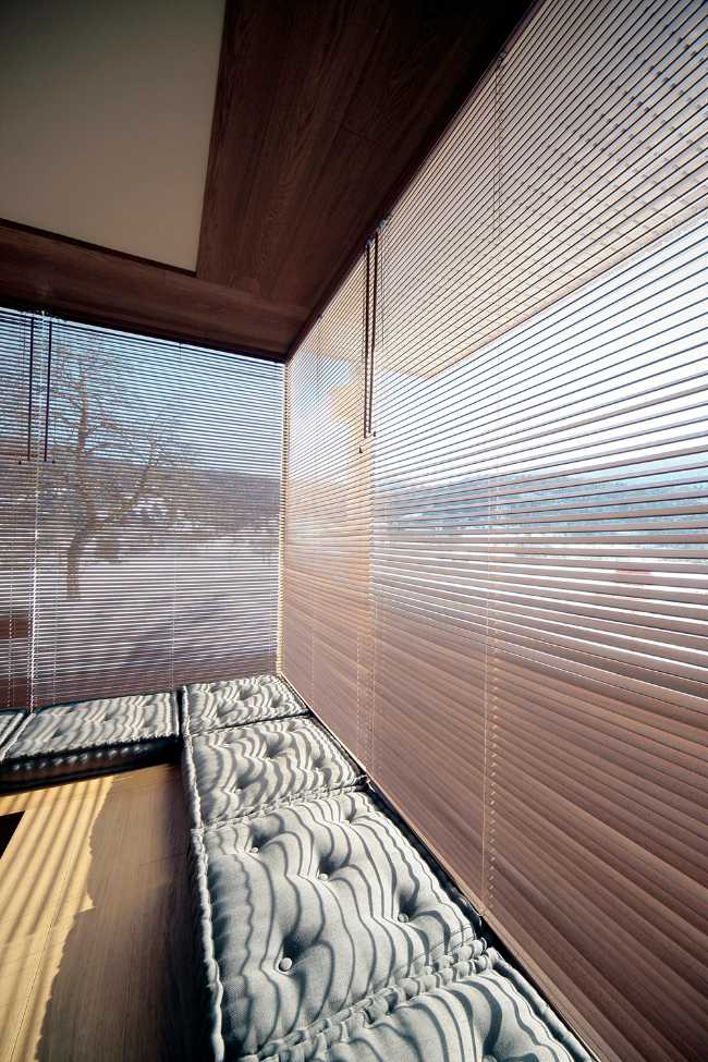 Seduta lungo la finestra