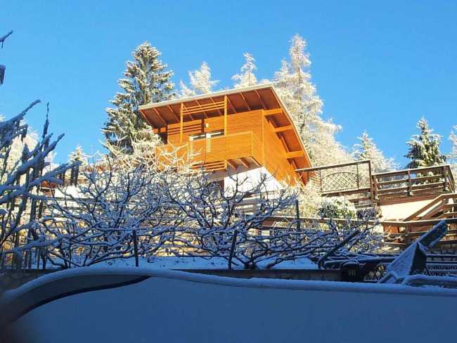 Abitazione con struttura in legno e balcone