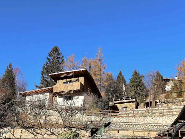 Residenza in legno e intonaco bianco