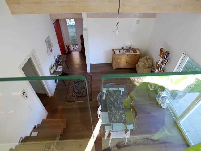 Interni in legno e balaustra in vetro