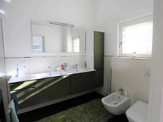 Sala da bagno in un'abitazione in legno
