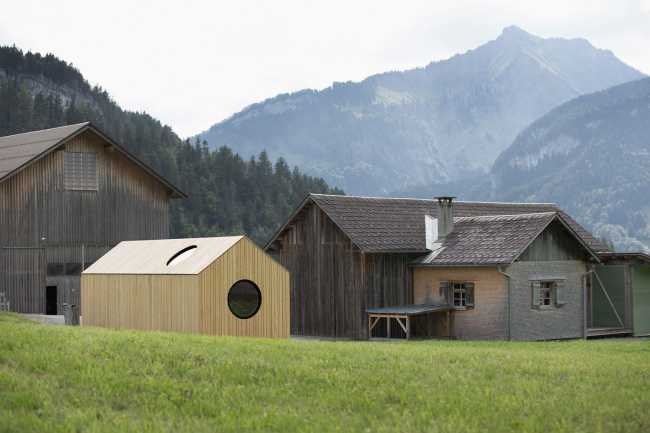 Pabellón de madera en las montañas