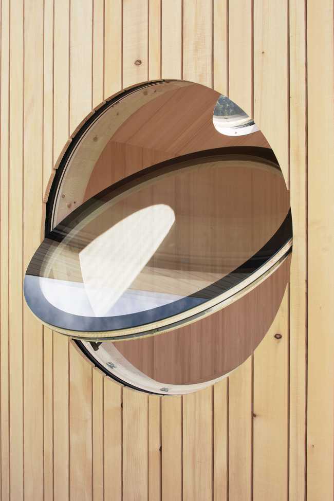 Ventana redonda pabellón de madera