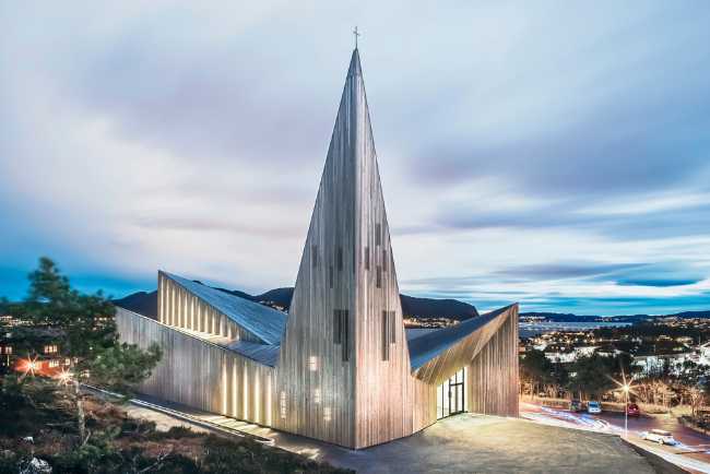 Interior de una iglesia de madera