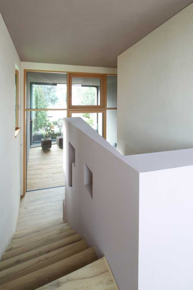 Interni in legno chiaro e intonaco bianco