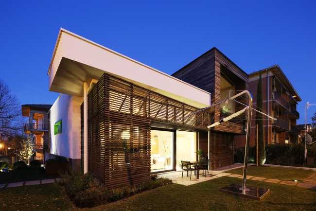 Abitazione con intonaco in argilla e tetto verde