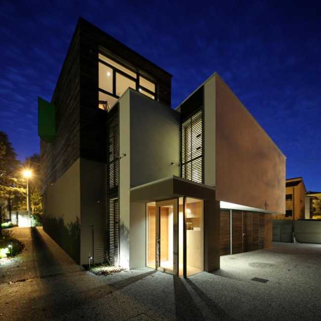 Illuminazione notturna dell'abitazione in legno