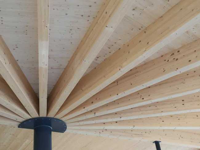 Struttura in legno chiaro