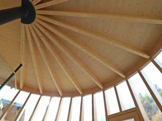 Struttura in legno chiaro con vetrate perimetrali