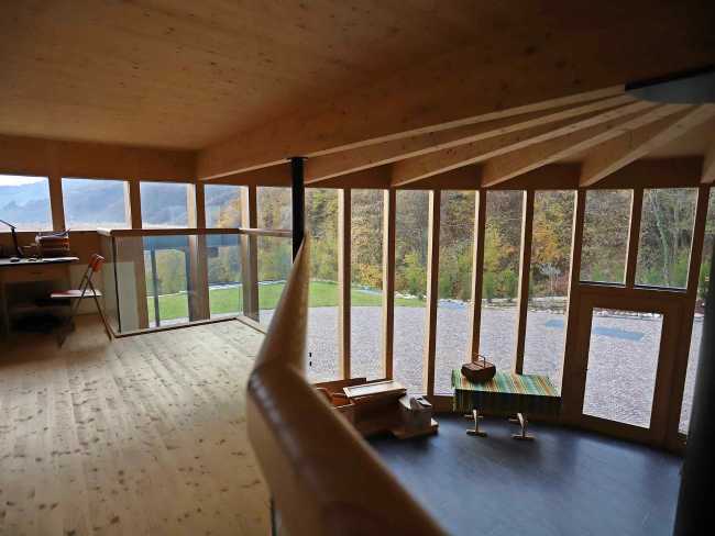 Interno dell'azienda agricola luminoso grazie alle finestre