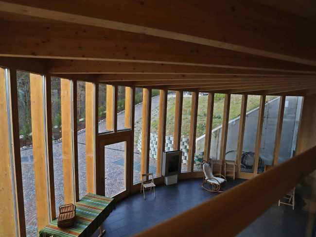 Vetrate perimetrali e struttura in legno