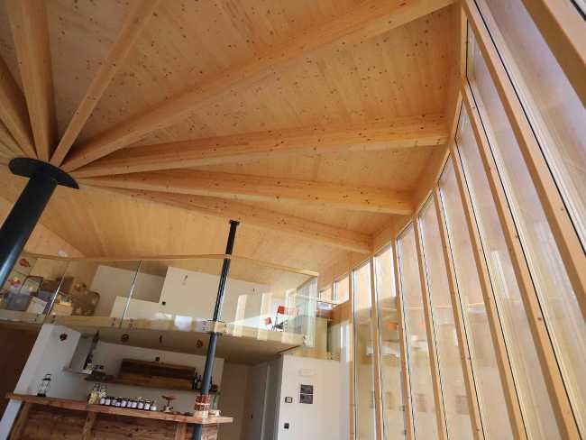 Struttura in legno e vetro per un'azienda agricola