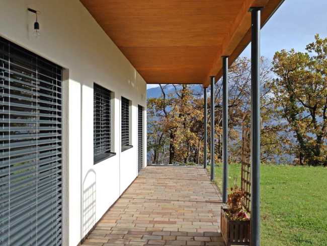 Azienda agricola con forme lineari