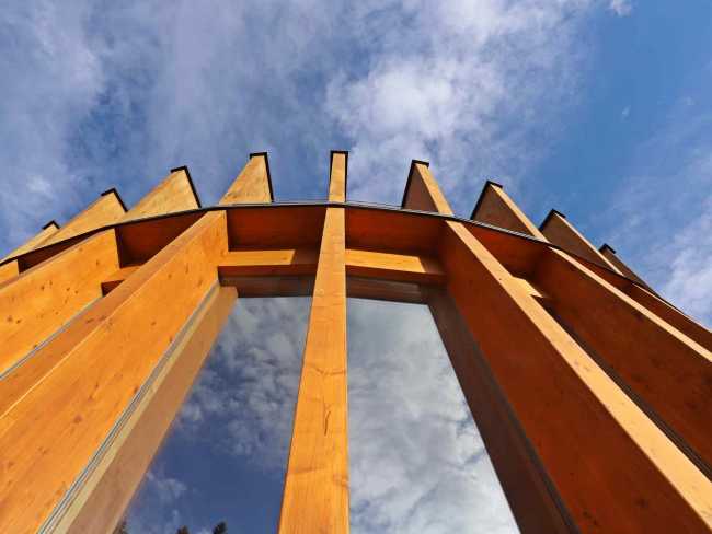 Struttura a telaio in legno e vetro riflettente