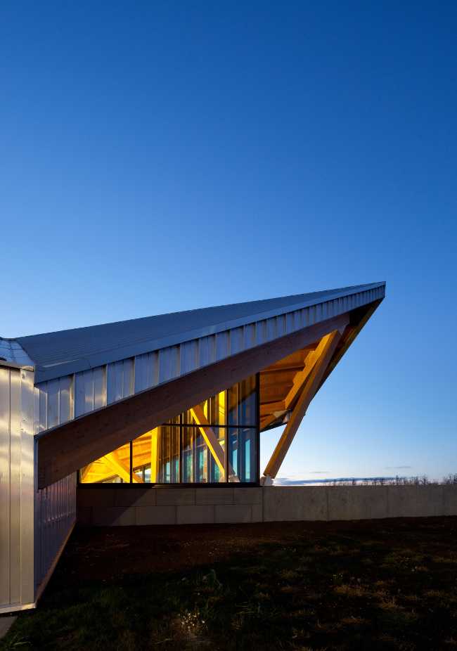 Wooden structure open to the landscape
