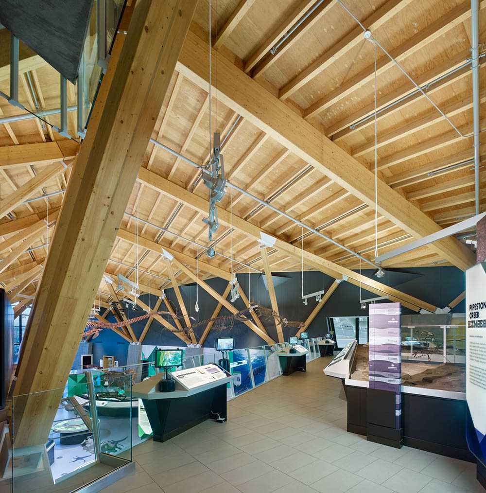 Wooden structure open to the landscape