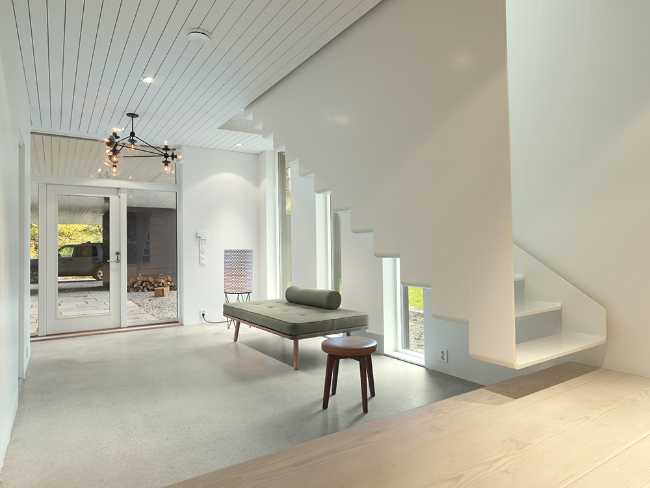 Horizontally developed wooden villa